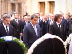 მემორიალის შემკობა