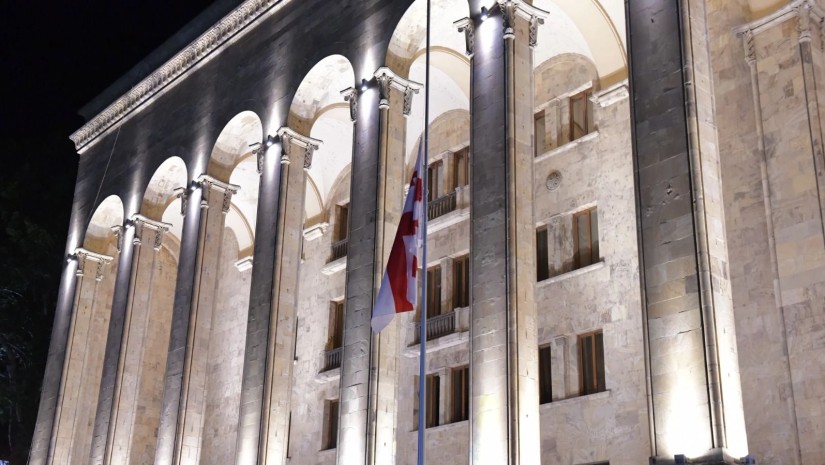 დაშვებული დროშა პარლამენტში