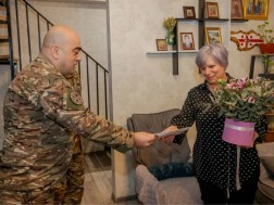 დაღუპული სამხედროების დედებს 3 მარტი მიულოცეს