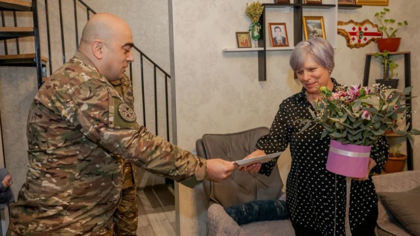 დაღუპული სამხედროების დედებს 3 მარტი მიულოცეს