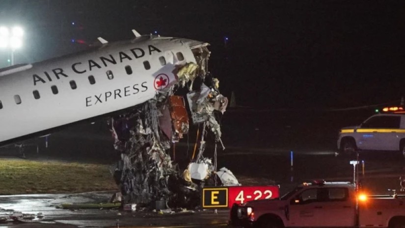 ნიუ-იორკის აეროპორტში თვითმფრინავი მანქანას შეეჯახა