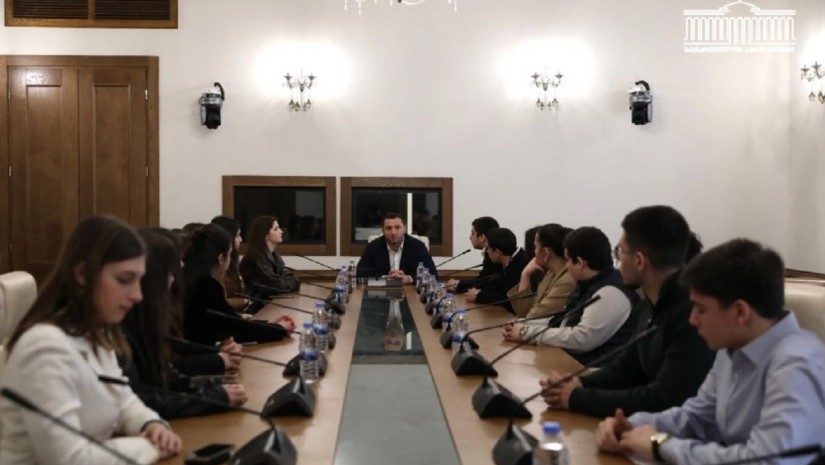  ვარლამ ლიპარტელიანი თბილისის 124-ე სკოლის მოსწავლეებს შეხვდა