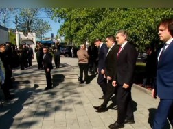ხელისუფლების წარმომადგენლებმა გმირთა მემორიალი გვირგვინებით შეამკეს