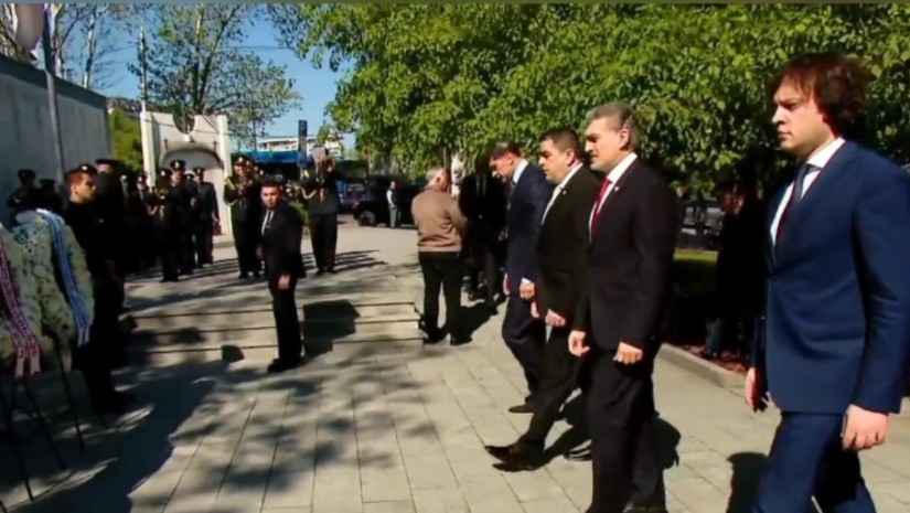 ხელისუფლების წარმომადგენლებმა გმირთა მემორიალი გვირგვინებით შეამკეს