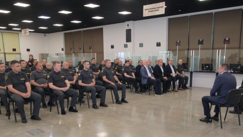 მომსახურების სააგენტოს დირექტორმა პრაქტიკული გამოცდის მეორე ეტაპის სამსახურის თანამშრომლებთან სამუშაო შეხვედრა გამართა