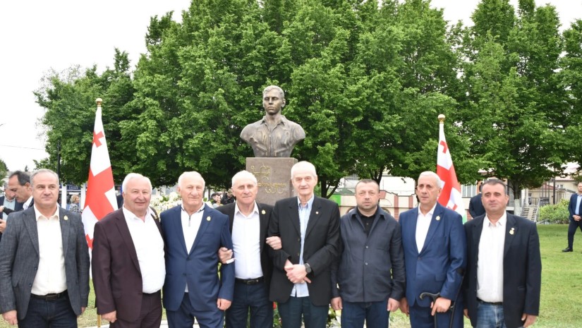 ბიუსტის გახსნა