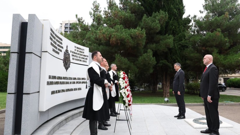 დაღუპული პოლიციელების მემორიალი გვირგვინით შეამკეს