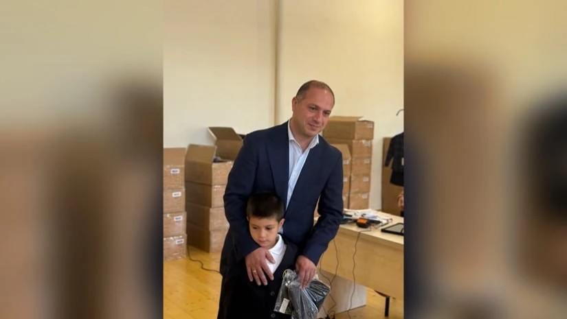გივი მიქანაძემ პირველკლასელ შვილს სასკოლო ფორმა შეუძინა
